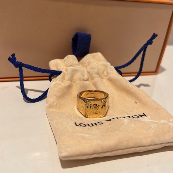 Louis Vuitton Men’s MONOGRAM SIGNET RING - Picture 6 of 7